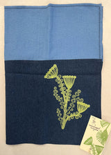 Tessuto azzurro e blu con fiore verde