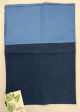 Tessuto azzurro e blu con fiore verde
