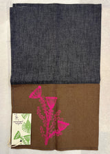 Tessuto marrone e jeans con fiore rosa