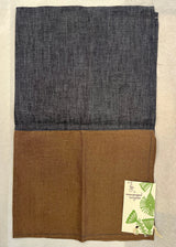 Tessuto marrone e jeans con fiore rosa