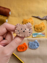 Spilla ricamata Gattino